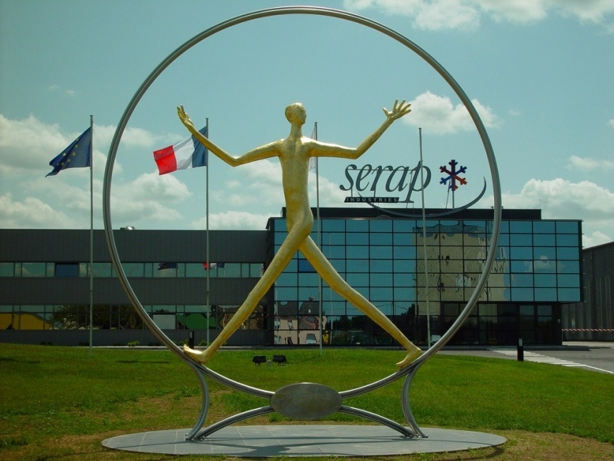 Sur le site du Groupe SERAP, la sculpture de Louis Derbré baptisée « Lhomme planétaire » représentant lépanouissement de lhomme par le travail, lune des valeurs de lentreprise.